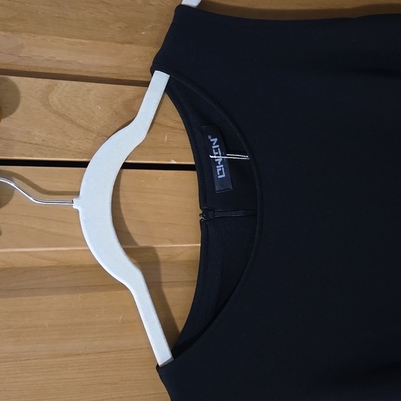 Elegant Black Sleeveless Dress - Picture 2 of 9